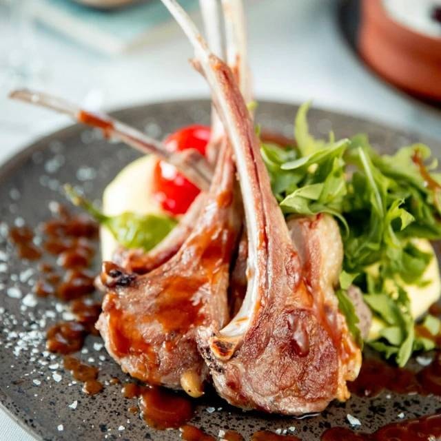 【漢克嚴選】紐西蘭法式帶骨羊排1包(500g±10%/包-約5~8根_燒烤煎煮必備)